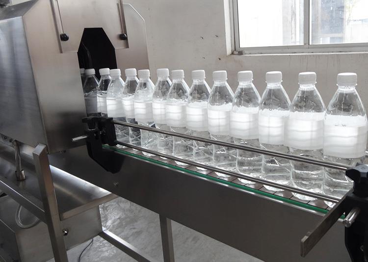 Автоматична машина за етикетиране на бутилки с PVC стягащи се втулки