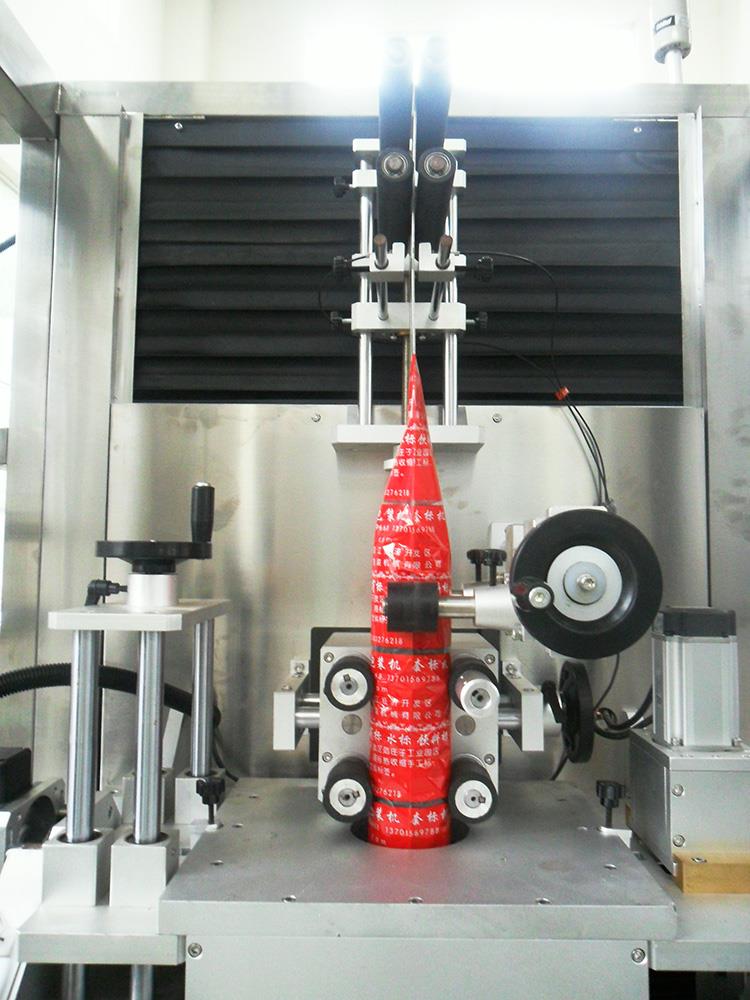 Автоматична пластмасова машина за етикетиране на термоуплътняваща ръкав бутилка за вода