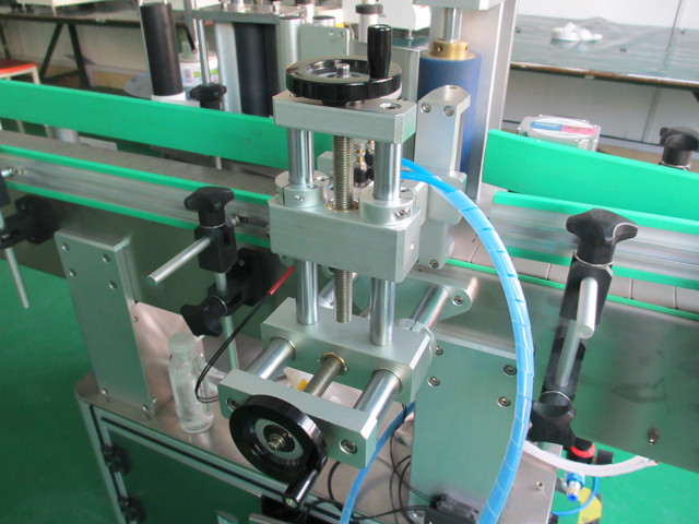Автоматични вертикални кръгли метални кутии за етикетиране на оборудване Детайли на машината