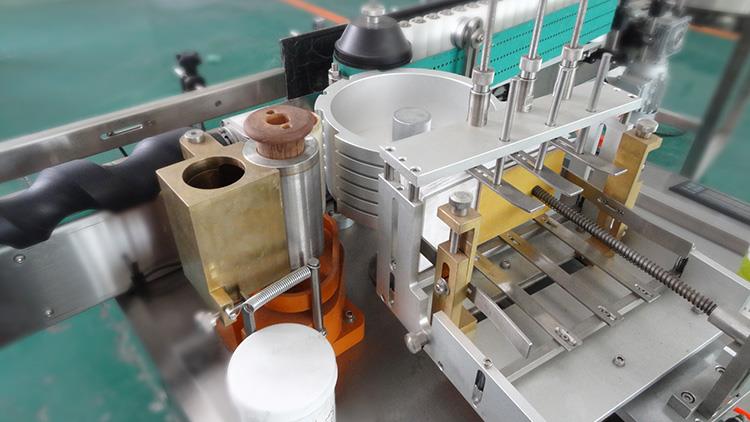 Пълна автоматична машина за етикетиране на етикети с мокър лепило за алкохолни продукти
